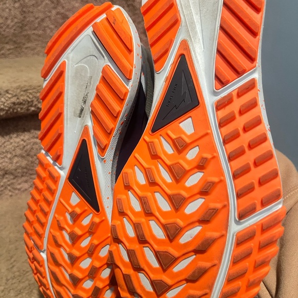 Beautiful size 9 White and Black Gore-Tex Nike Sneakers with Orange Accents. - Picture 2 of 15